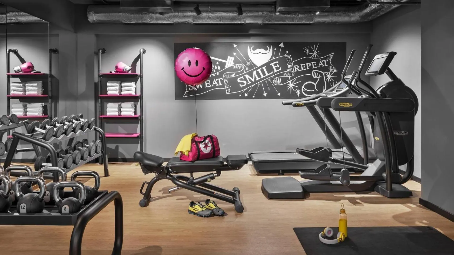 Отель Moxy Bucharest Old Town 3*,